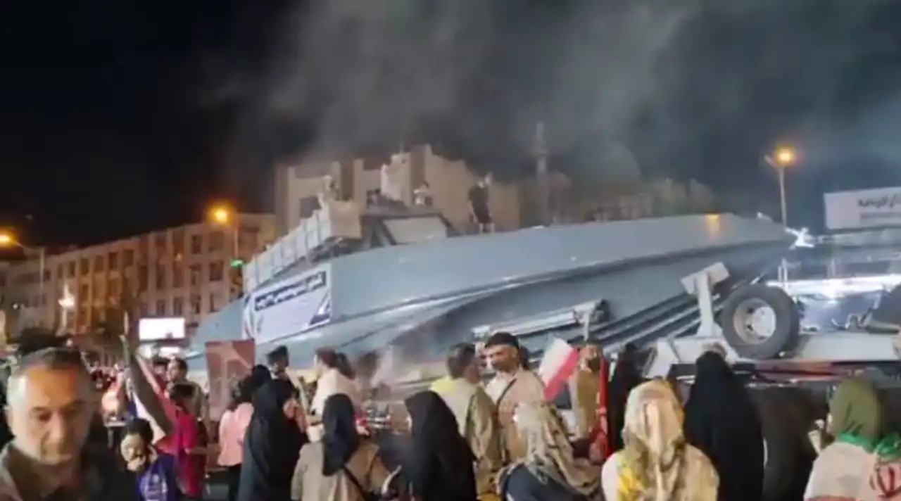 Iran’s IRGC publicly unveiled a new missile-armed fast attack boat — dubbed the “27 Rajab”