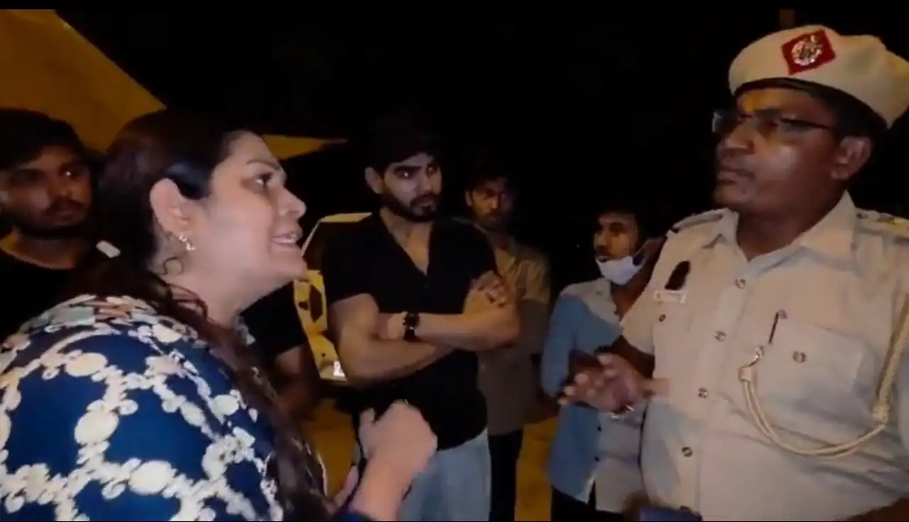 Image from the incident site shows Zeba Khan and reporter Afzal Khan (cameraman) confronting the police.