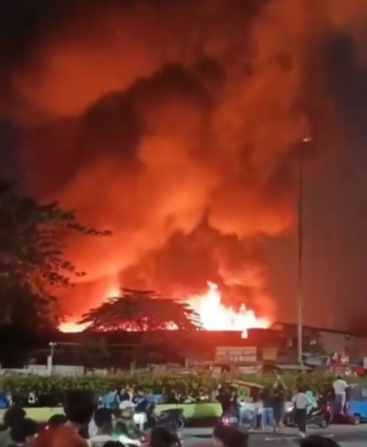 Indonesian media reported a massive fire in central Jakarta, which engulfed a large part of a market and surrounding residential areas.